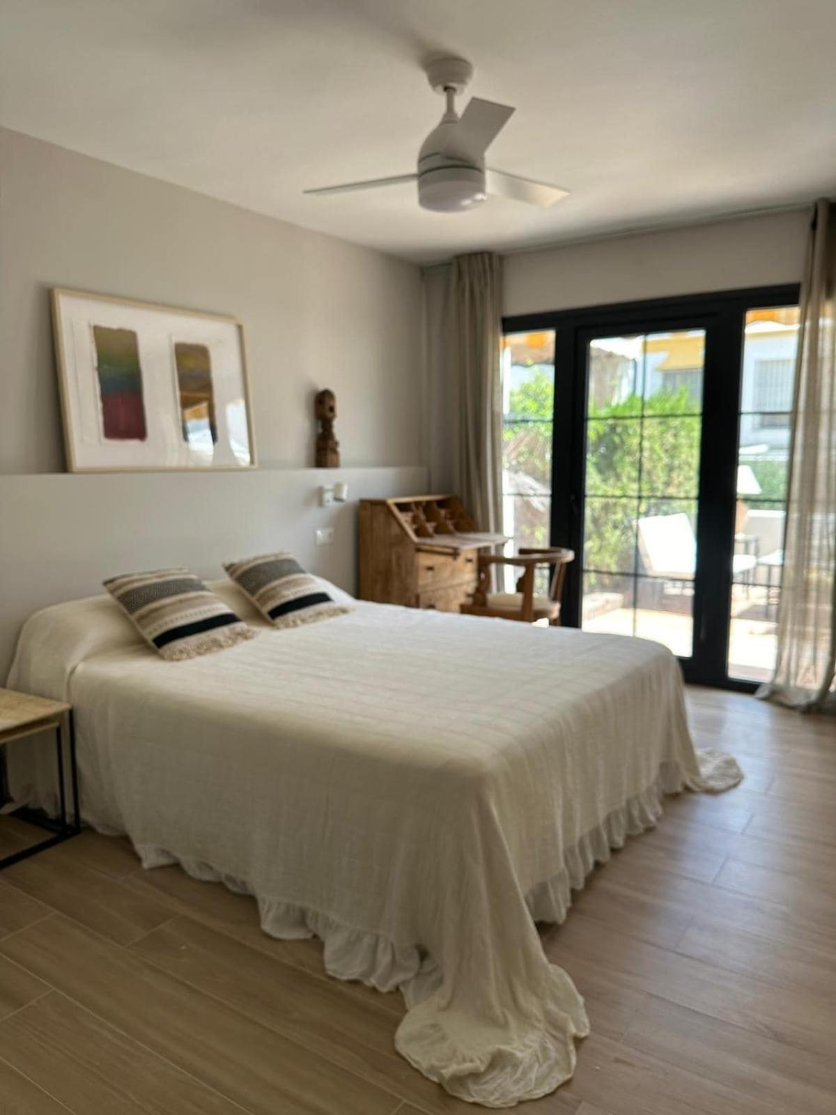 A Bright Townhouse In The Marbellamar Residential Development Appartamento *